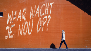 Foto van rode muur met tekst: "Waar wacht je op?" De tekst hoort bij het artikel over de opvolger van Facebook en Instagram.