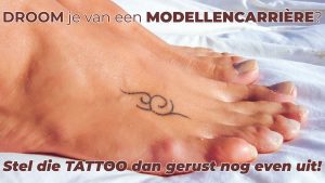 Foto van voet met tattoo. De foto hoort bij het artikel: "Modellencarrière? Stel die tattoo dan nog maar even uit!" De maker van de foto is David van der Mark.