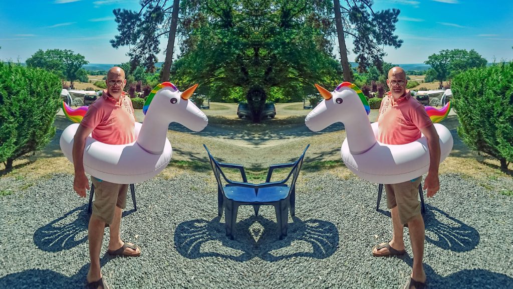 Foto van Edo Dijkgraaf met een unicorn. De foto is gespiegeld, zodat er twee dikke veertigers met een opblaas-unicorn om hun middel staan. De foto hoort bij het artikel: "Tips voor ondernemers op Instagram zijn onderweg!"