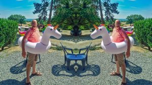 Foto van Edo Dijkgraaf met een unicorn. De foto is gespiegeld, zodat er twee dikke veertigers met een opblaas-unicorn om hun middel staan. De foto hoort bij het artikel: "Tips voor ondernemers op Instagram zijn onderweg!"