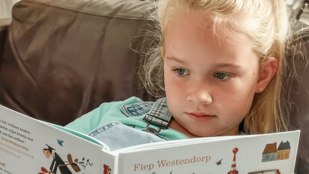 Foto van meisje dat in het boek "Fiep in het verkeer" leest.