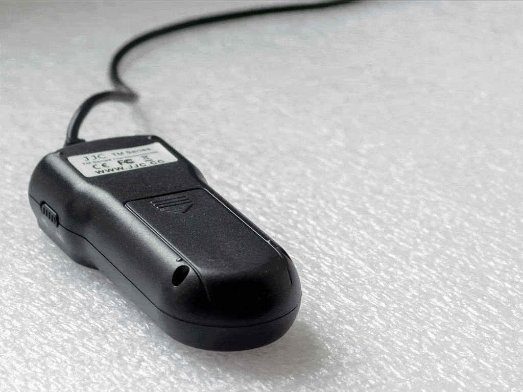 Animated gif bewegende afbeelding) van het plaatsen van batterijen in de JJC TM.