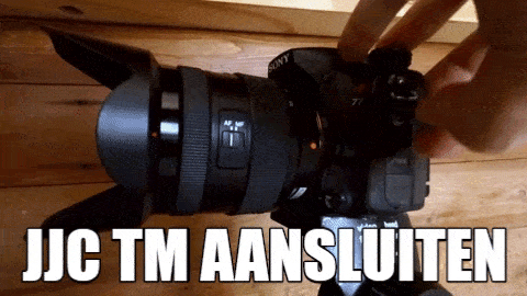 Animated gif (bewegende afbeelding) van het aansluiten van de JJC TM op een Sony A77 fotocamera.