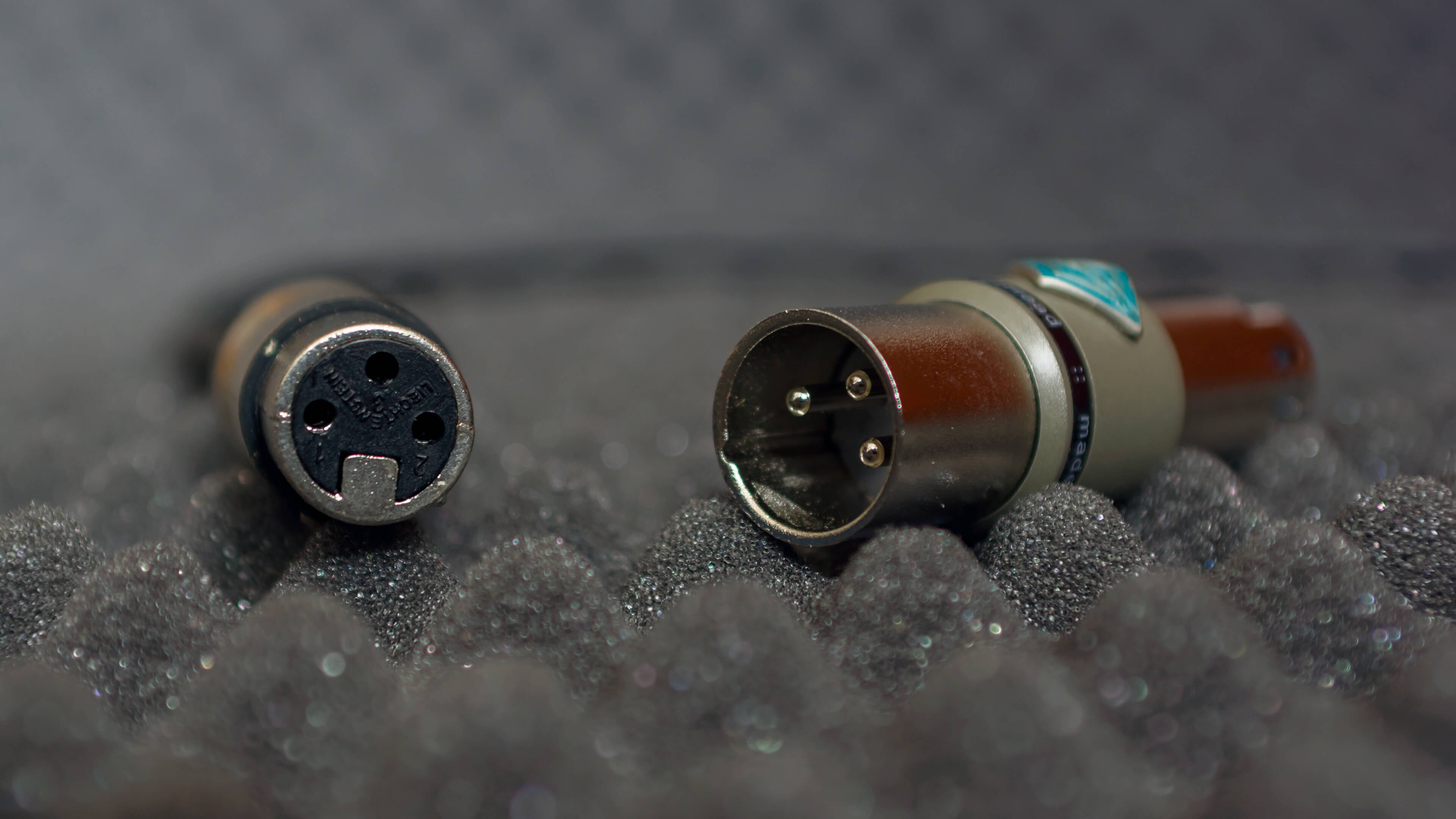 Foto van een vrouwelijke xlr stekker van Neutrik en de mannelijke kant van een Triton FetHead.