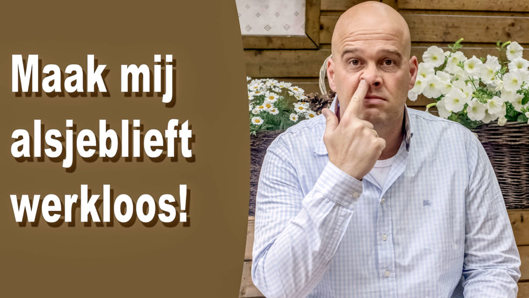 Foto van Edo Dijkgraaf met zijn vinger in zijn neus.