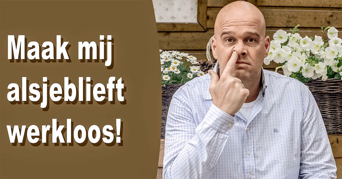 Foto van Edo Dijkgraaf met zijn vinger in zijn neus.