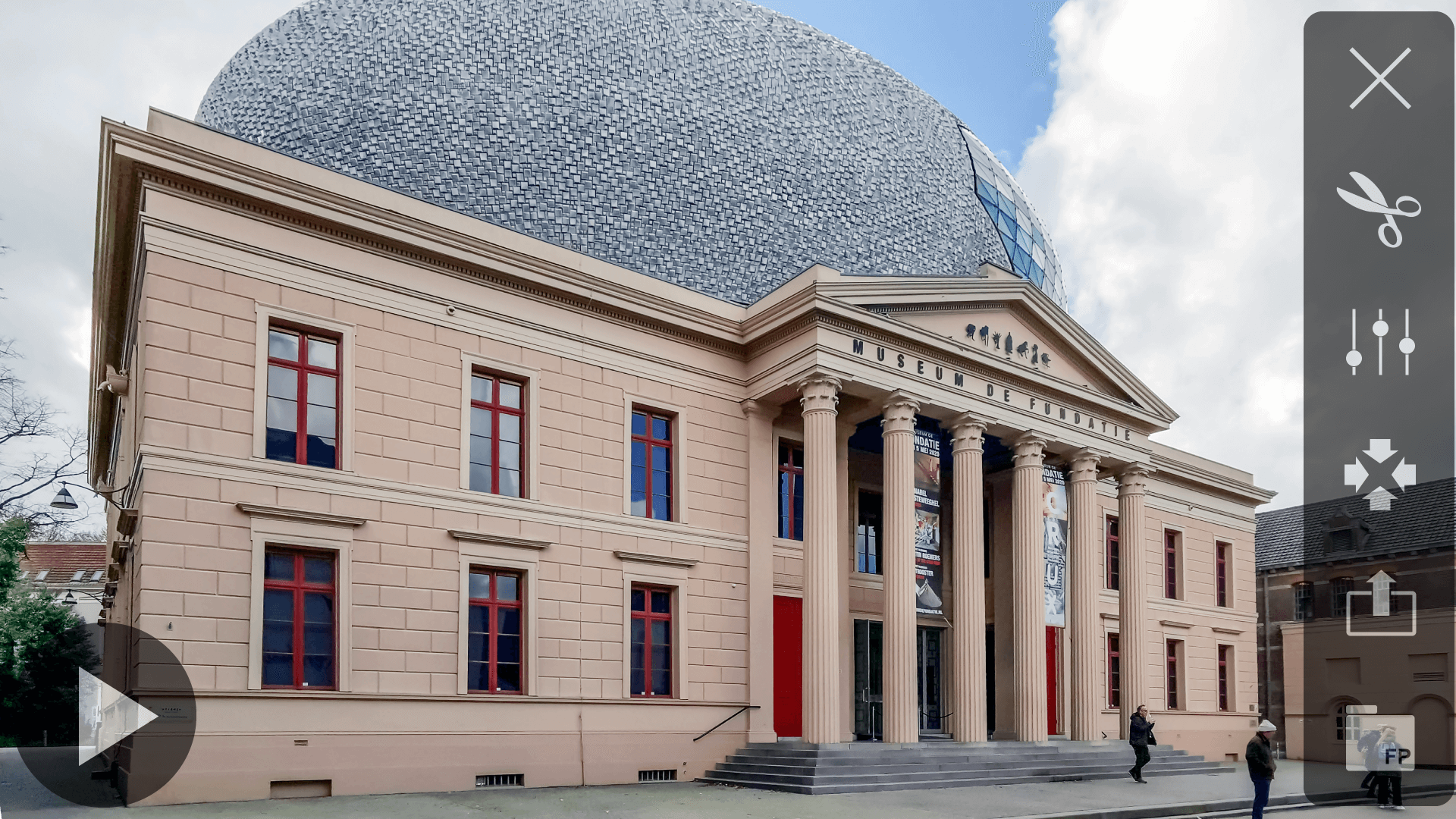 Player FiLMiC Pro app. Op het beeld van de player is Museum Fundatie in Zwolle te zien.