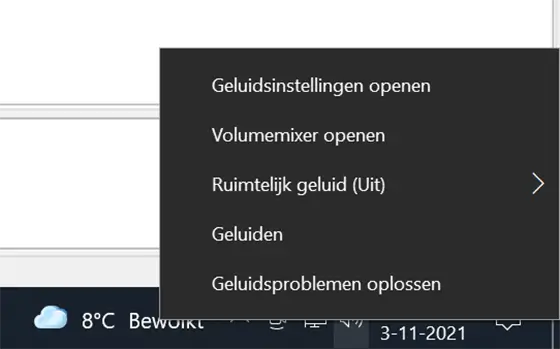 Schermafbeelding van de system tray van Windows 10 omdat er voor de ingebruikname van de microfoon op "geluidsinstellingen openen" geklikt moet worden.