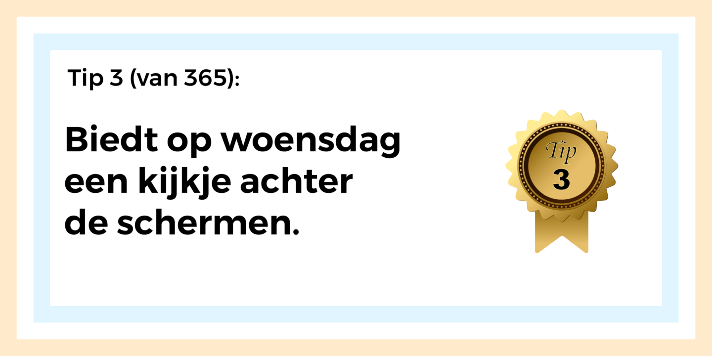 Afbeelding met tekst: "Biedt op woensdag een kijkje achter de schermen." De afbeelding hoort bij de 365 tips en ideeën voor post op social media. Tip 3.