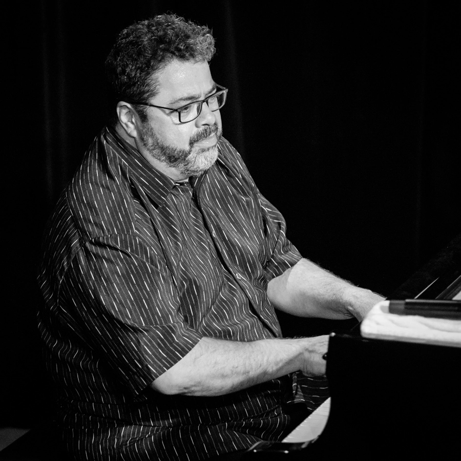 Foto uit 2018 van Arturo O'Farrill op een jazzfestival in Oslo. De naam van de fotograaf is Tore Sætre, CC BY-SA 4.0.